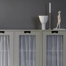 Ladda upp bild till gallerivisning, Snö E vitrinskåp