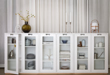 Ladda upp bild till gallerivisning, Snö E vitrinskåp