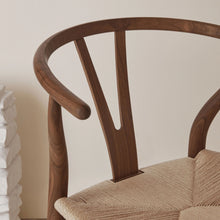 Ladda upp bild till gallerivisning, CH24 Y-stolen - Valnöt/naturflätat papperssnöre