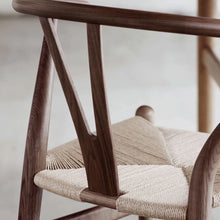 Ladda upp bild till gallerivisning, CH24 Y-stolen - Valnöt/naturflätat papperssnöre