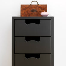 Ladda upp bild till gallerivisning, Snö byrå J8 med inredning