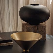 Load image into Gallery viewer, Surround Vase